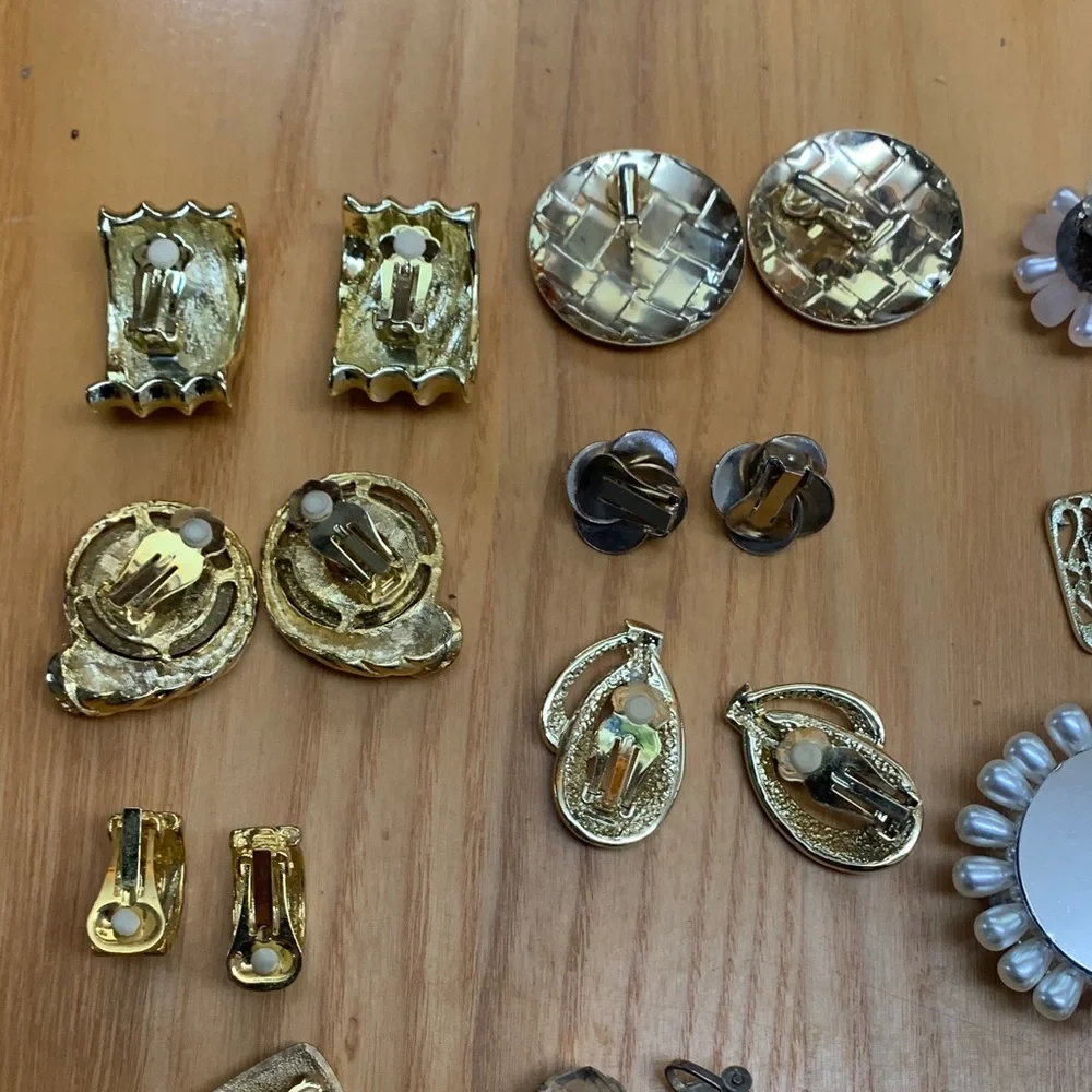 12 Pair Vintage Clip-on EarringsBeaded Metal Enamel Goldtone Silvertone - Picture 10 of 12